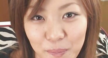 sex gay dep trai Anh ta ôm cô gái tóc nâu trước mặt bạn gái của mình. phim sec bo chong nang dau